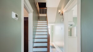 Una escalera de madera con barandilla que lleva a una plataforma.