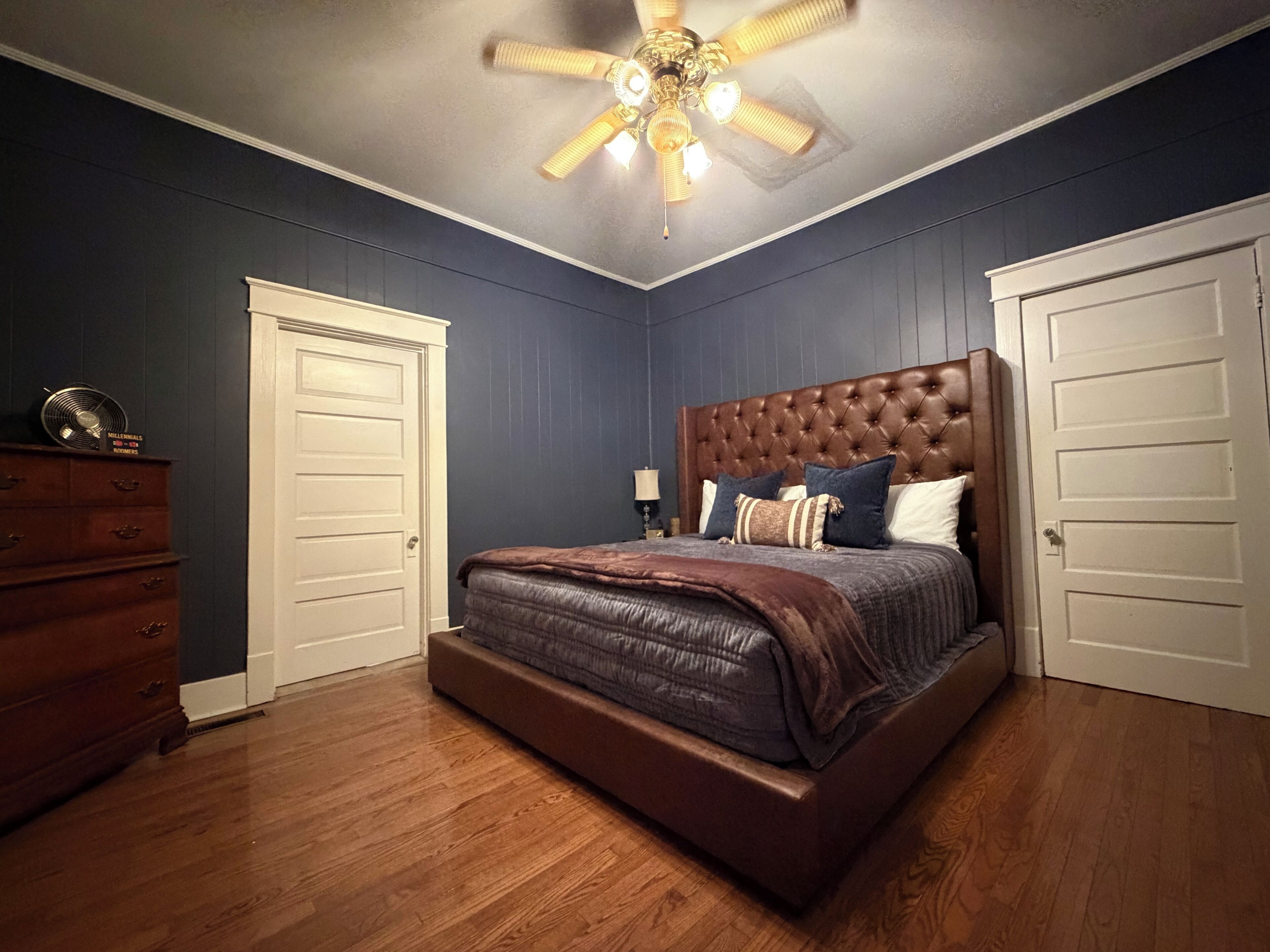 4 bedrooms, iron/ironing board, WiFi, bed sheets