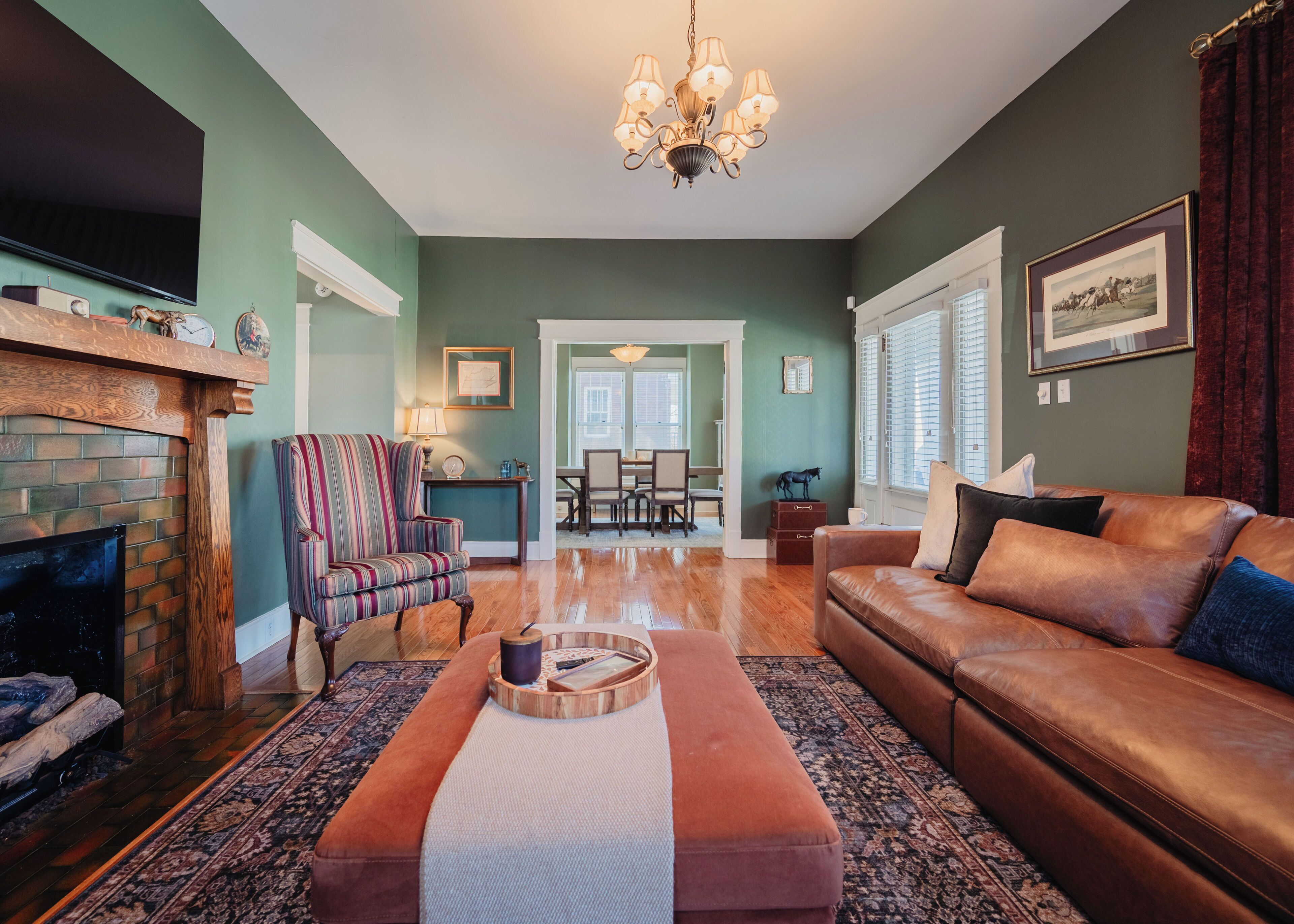 Een televisie en een open haard