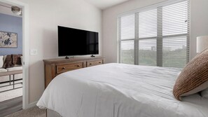 Een bureau, een strijkplank/strijkijzer, wifi, beddengoed