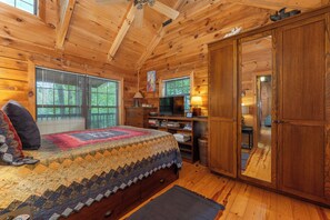 1 bedroom, desk, iron/ironing board, free WiFi - Cozy 1-bedroom cabin in perfect Black Mountain with Hot Tub (Black Mountain)