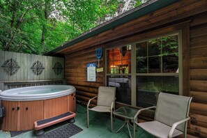 Outdoor spa tub - Cozy 1-bedroom cabin in perfect Black Mountain with Hot Tub (Black Mountain)