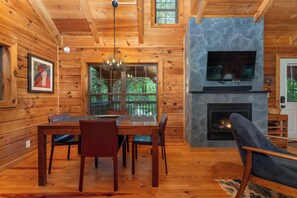 Dining - Cozy 1-bedroom cabin in perfect Black Mountain with Hot Tub (Black Mountain)