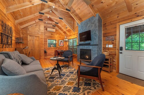Cozy 1-bedroom cabin in perfect Black Mountain with Hot Tub