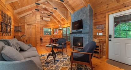 Cozy 1-bedroom cabin in perfect Black Mountain with Hot Tub
