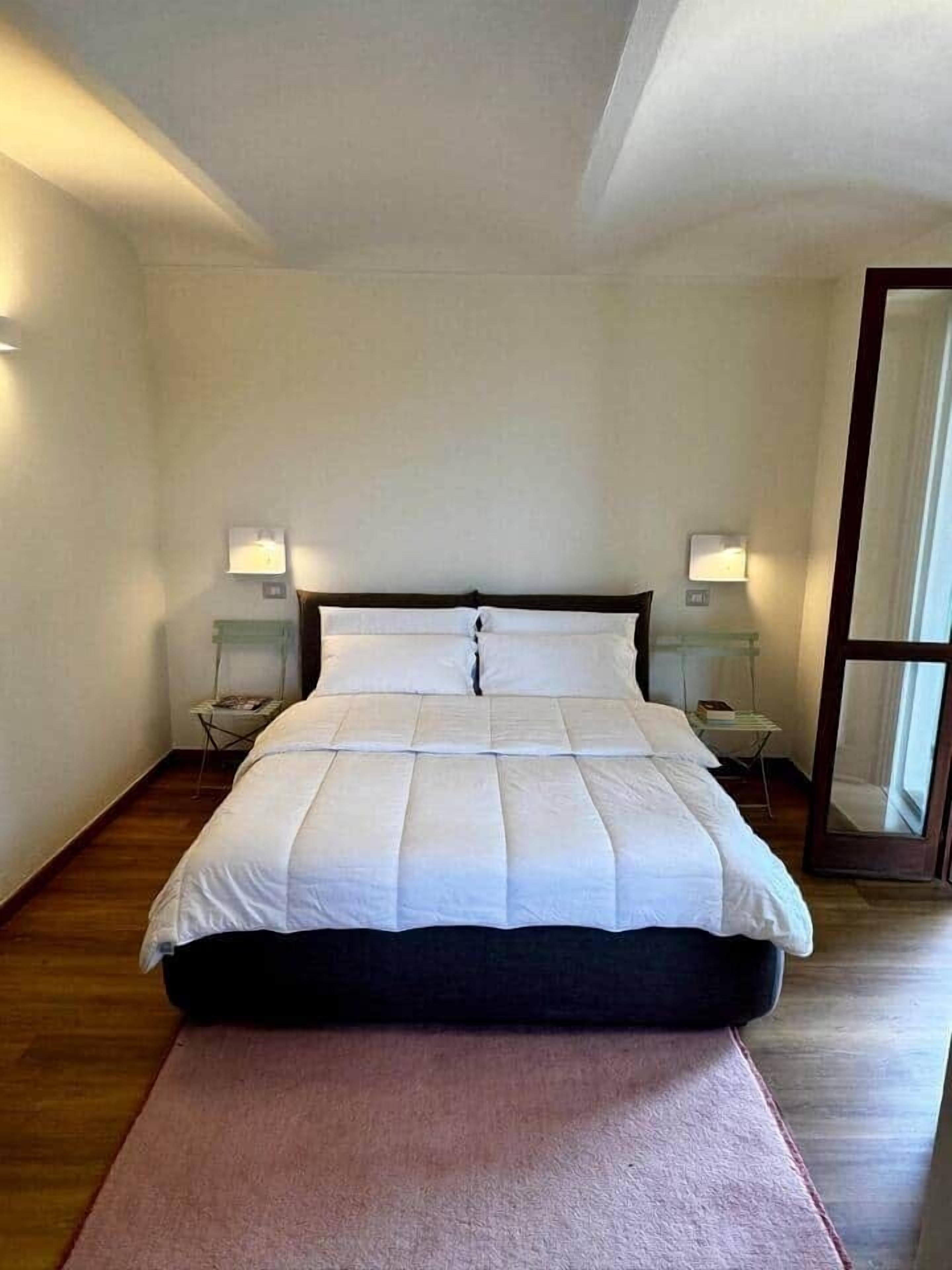 1 camera, una scrivania, Wi-Fi, lenzuola