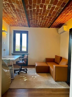 TV - Independent Home with Private Courtyard - Monferrato (Montemagno)