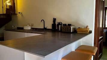 Macchina per tè/caffè, frigorifero, microonde, piano cottura