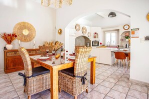 Dining - Villa Valleron by Villa Plus (Saint-Saturnin-lès-Avignon)