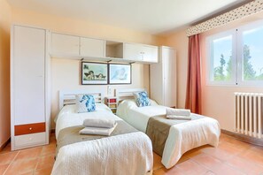 Iron/ironing board, free WiFi, bed sheets - Villa Juan by Villa Plus (Cala d'Or)