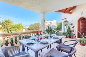 Outdoor dining - Villa Juan by Villa Plus (Cala d'Or)