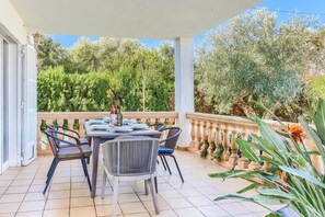Outdoor dining - Villa Juan by Villa Plus (Cala d'Or)