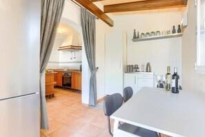 Microwave, dishwasher, coffee/tea maker - Villa Juan by Villa Plus (Cala d'Or)