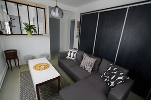 TV - Apartment in Saint-Pierre-d’Oléron with Private Terrace, Garden, and Wi-Fi (Saint-Pierre-d'Oléron)