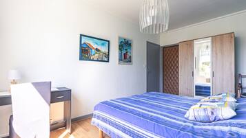 Een strijkplank/strijkijzer, wifi, beddengoed