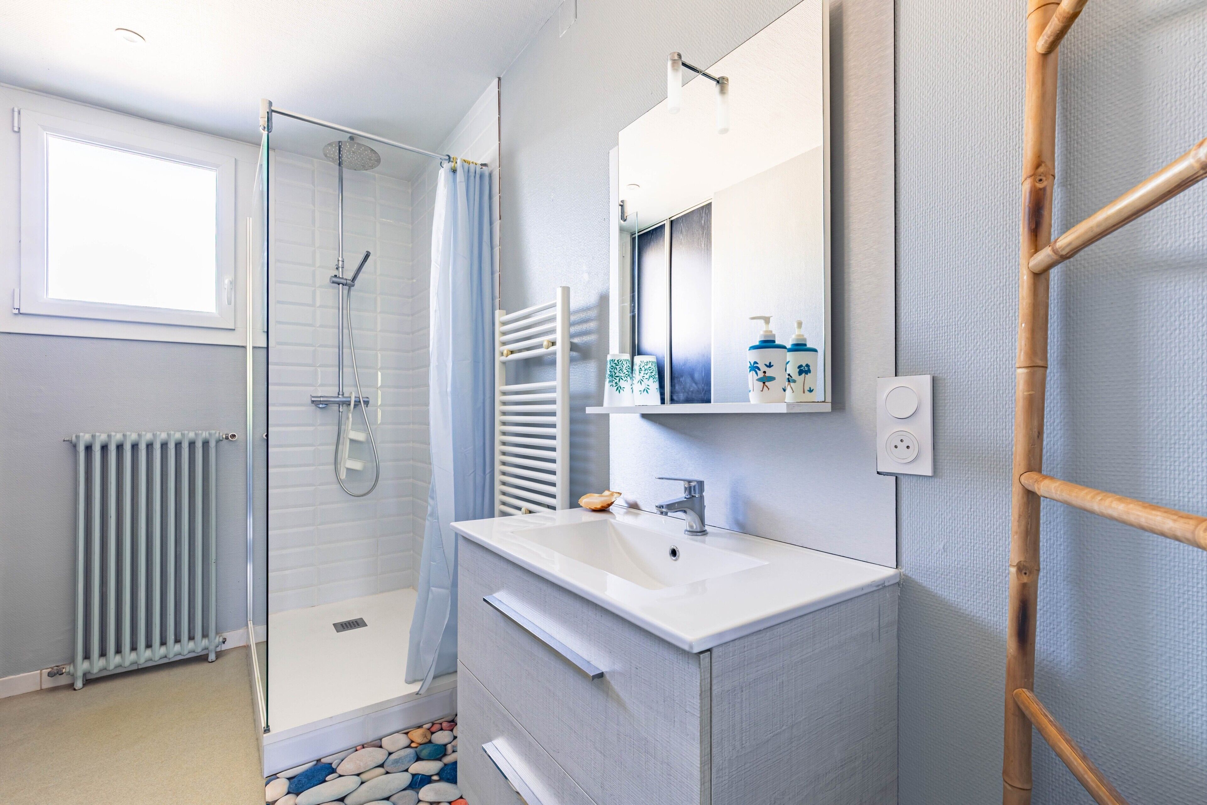 Shower, towels