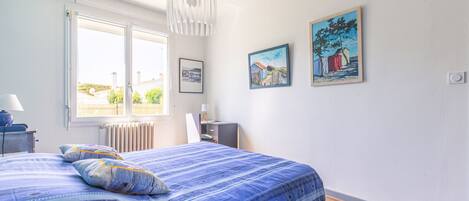 Iron/ironing board, WiFi, bed sheets