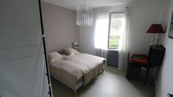 Tabla de planchar con plancha, wifi y ropa de cama