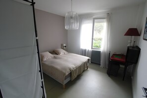 Iron/ironing board, WiFi, bed sheets - Apartment in Saint-Pierre-d’Oléron with Private Terrace, Garden, and Wi-Fi (Saint-Pierre-d'Oléron)