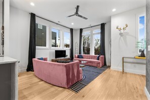 TV, fireplace - Nashville 4BR•Game Room•Rooftop•5 Min to Downtown (Nashville)