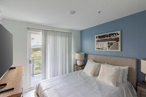 Desk, iron/ironing board, WiFi, bed sheets