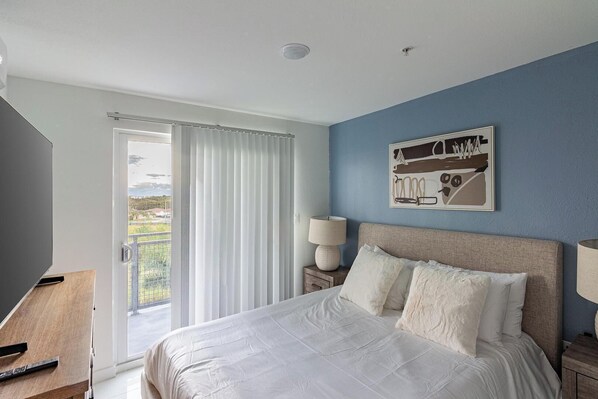 Desk, iron/ironing board, WiFi, bed sheets