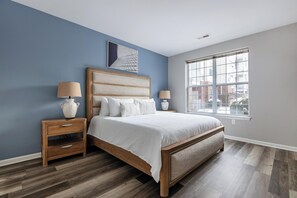 Escritorio, tabla de planchar con plancha, wifi y ropa de cama
