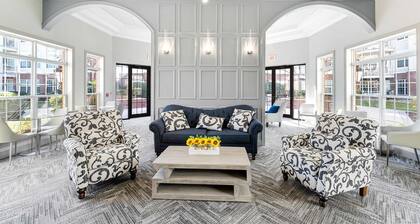 Landing | Stunning 1BD, Tennis Court, Courtyard