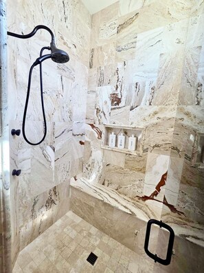 Dusche, Haartrockner, Bidet, Handtücher