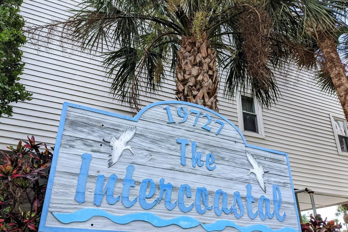 Une enseigne pour «The Intercoastal», avec l’année 1977, un oiseau et un motif représentant une vague.