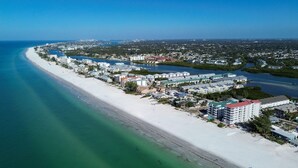 A coastal resort with beachfront properties, a marina, and a clear view of the ocean. - The Intercoastal #209 - Intercoastal Escape (Indian Shores)