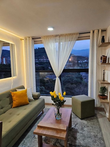 Lovely 1-bedroom apartment with AC in vibrant Cali