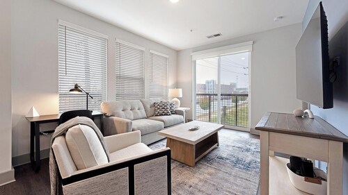 Landing | Stunning 2BD, Gym, Yoga Studio