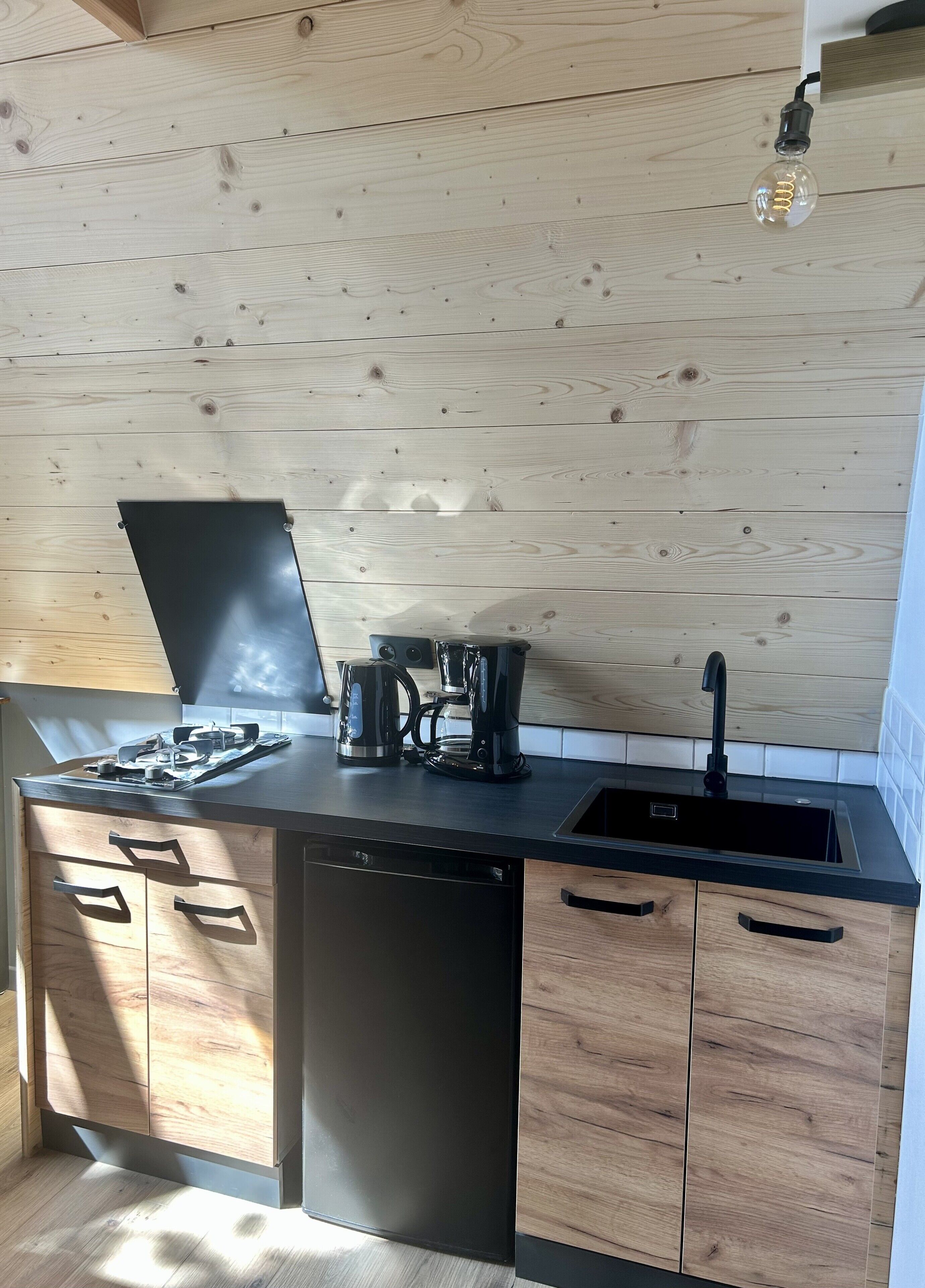 Een koelkast, een kookplaat, een koffiezetapparaat/waterkoker