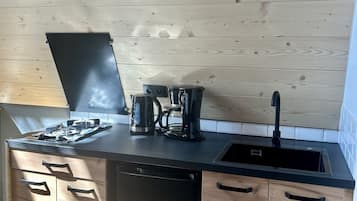 Een koelkast, een kookplaat, een koffiezetapparaat/waterkoker