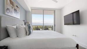 Desk, iron/ironing board, WiFi, bed sheets - Landing | Stunning 1BD, Pool (Naples)