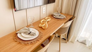 Una mesa puesta con platos, servilletas y una copa.