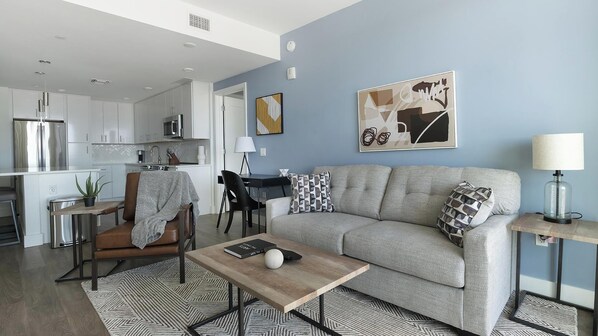 Smart TV - Landing | Chic 2BD, Pool (Naples)