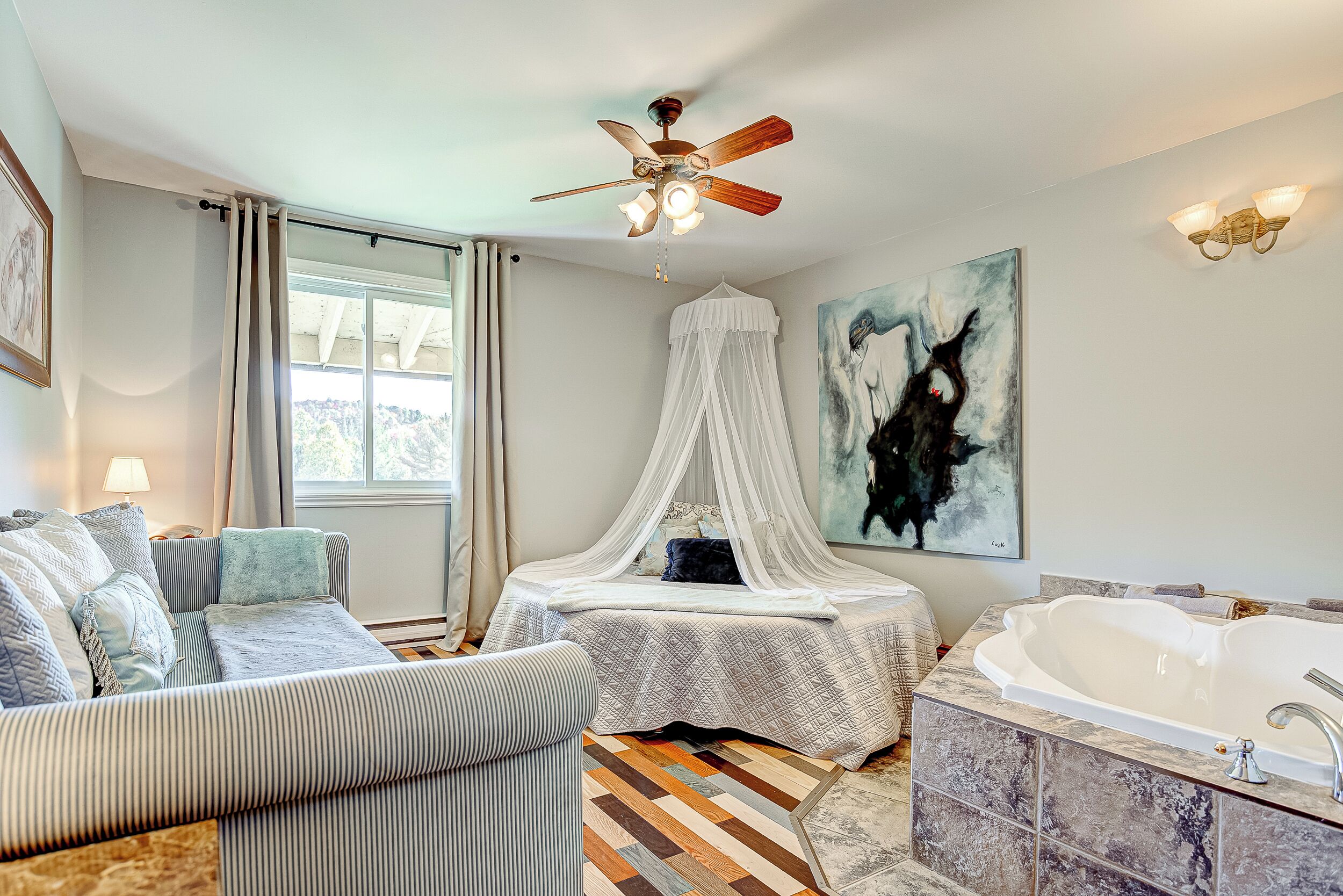 9 chambres, coffre-fort, fer et planche à repasser