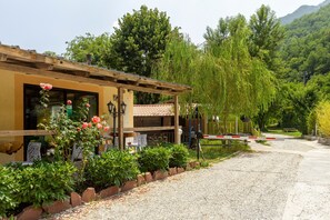 Outdoor dining - “La Roulotte 2”: Mountain View, Private Terrace & Wi-Fi (Touët-sur-Var)