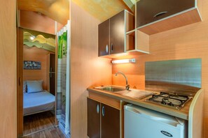 WiFi, bed sheets - “La Roulotte 2”: Mountain View, Private Terrace & Wi-Fi (Touët-sur-Var)