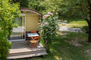 Outdoor dining - “La Roulotte 2”: Mountain View, Private Terrace & Wi-Fi (Touët-sur-Var)