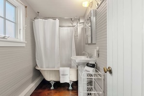 Shower, hair dryer, towels, shampoo - Waterfront with Private Beach, Stunning Views! (Provincetown)