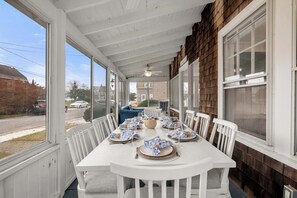 Dining - Steps to the Beach, Cozy, Central AC! (Yarmouth)