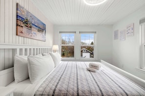 4 bedrooms, desk, iron/ironing board, WiFi - Steps to the Beach, Cozy, Central AC! (Yarmouth)