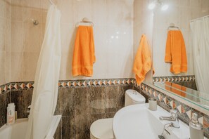 Shower, hair dryer, towels - ‘Semidiáfano Santa Teresa’ Apartment – Historic Center of Ávila, Next to the City Walls (Ávila)
