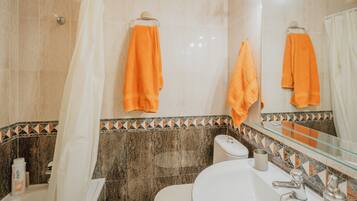 Een douche, een haardroger, handdoeken