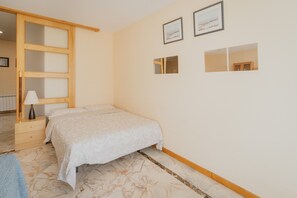 Iron/ironing board, WiFi, bed sheets