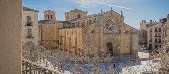 ‘Semidiáfano Santa Teresa’ Apartment – Historic Center of Ávila, Next to the City Walls