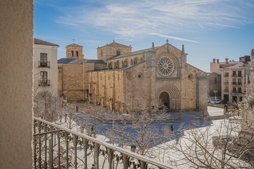 ‘Semidiáfano Santa Teresa’ Apartment – Historic Center of Ávila, Next to the City Walls